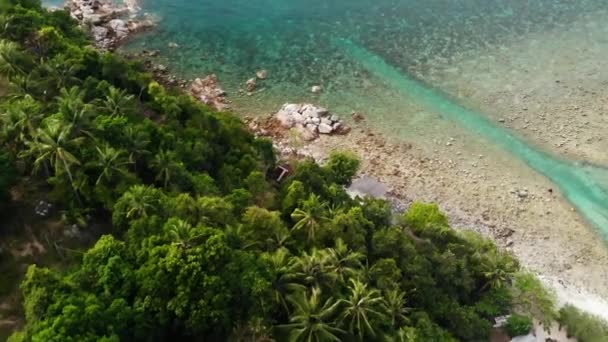 Vista aérea del dron pequeña isla de Koh Ma, Ko Phangan Tailandia. Paisaje panorámico de costa exótica, playa de Mae Haad, día de verano. Camino de arena entre corales. Paisaje marino vivo, palmeras de coco de montaña desde arriba — Vídeos de Stock