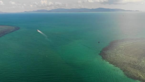 素晴らしいサンゴ礁の眺め。熱帯の島の海岸近くの静かな青い海と美しいサンゴ礁の絵のように美しいドローンビュー。パラダイス環礁 — ストック動画