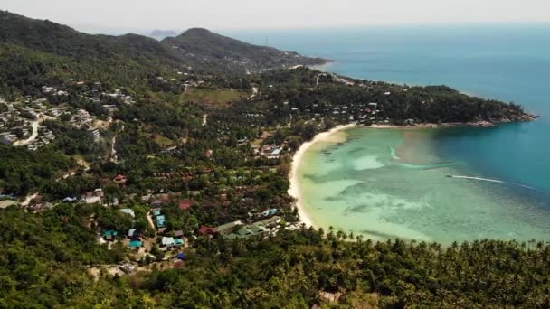 Blauwe zee in de buurt van stranden van tropisch eiland. Adembenemende drone-weergave van kalme blauwe zee in de buurt van toeristische stranden van tropisch exotisch paradijs Ko Phangan Island. Thailand. — Stockvideo