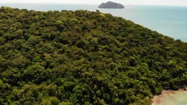 Hava aracı görüntüsü küçük Koh Ma adası, Ko Phangan Tayland. Egzotik sahil manzarası, Mae Haad plajı, yaz günü. Mercanlar arasındaki kumlu yol. Canlı deniz manzarası, tepeden Hindistan cevizi palmiyeleri