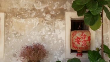 Eski beton duvarın yanında doğu süslemeleri. Çeşitli Çin süseşyaları oryantal odada grungy beton duvar yakın yerleştirilir.