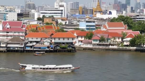 在Krungthep市的河里漂流的东方船。在曼谷靠近唐人街的晴天，现代运输船在平静的潮普拉亚河上漂流。全景 — 图库视频影像