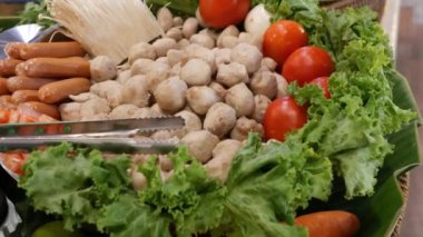 Geleneksel Asya yemekleri satılan kaseler. Taze sebzeler ve kızarmış böreklerle dolu kaseler Tayland 'daki geleneksel sokak lokantasının tezgahına kondu..