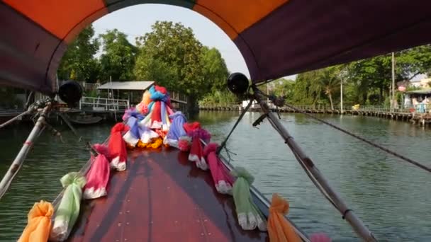 游览亚洲运河.曼谷旅游期间，泰国传统船只上装饰过的平静通道和住宅景观. — 图库视频影像