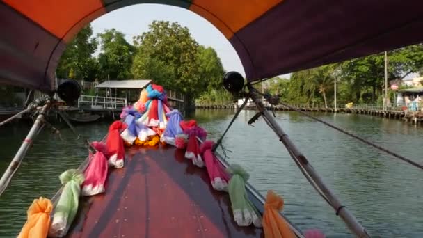 Turistresa på Asiatiska kanalen. Utsikt över lugn kanal och bostadshus från dekorerad traditionell thailändsk båt under turist resa i Bangkok. — Stockvideo