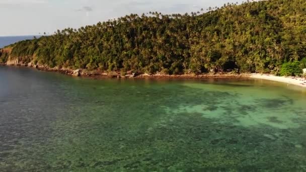 Drone aéreo vista pequena ilha Koh Ma, Ko Phangan Tailândia. Costa exótica paisagem panorâmica, praia Mae Haad, dia de verão. Caminho arenoso entre corais. paisagem marinha vívida, coqueiros de montanha de cima — Vídeo de Stock