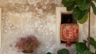 Eski beton duvarın yanında doğu süslemeleri. Çeşitli Çin süseşyaları oryantal odada grungy beton duvar yakın yerleştirilir.