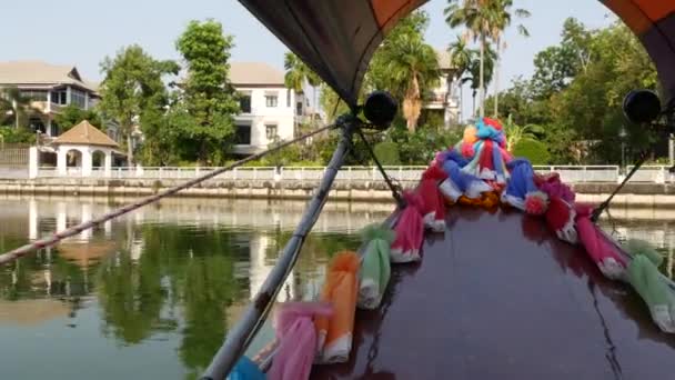 Turistresa på Asiatiska kanalen. Utsikt över lugn kanal och bostadshus från dekorerad traditionell thailändsk båt under turist resa i Bangkok. — Stockvideo