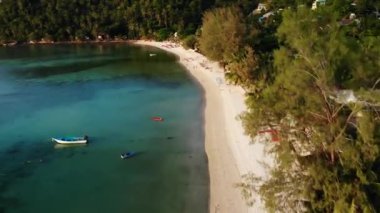 Hava aracı görüntüsü küçük Koh Ma adası, Ko Phangan Tayland. Egzotik sahil manzarası, Mae Haad plajı, yaz günü. Mercanlar arasındaki kumlu yol. Canlı deniz manzarası, tepeden Hindistan cevizi palmiyeleri