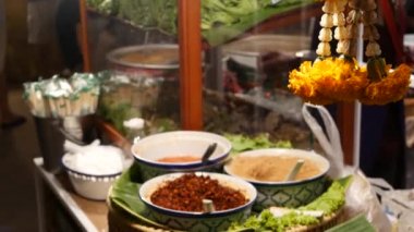 Geleneksel Asya soslu kâseler. Tayland 'daki sokak yemeklerinde geleneksel soslu kaseler tezgâha kondu..