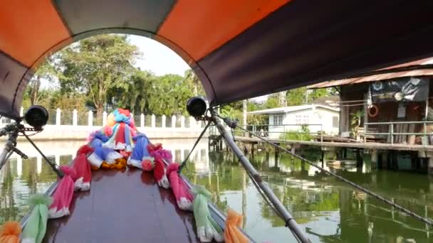 Turistresa på Asiatiska kanalen. Utsikt över lugn kanal och bostadshus från dekorerad traditionell thailändsk båt under turist resa i Bangkok. — Stockvideo
