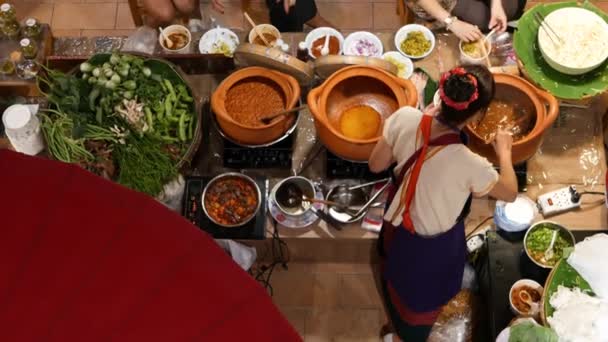 Mulher anónima a vender comida na praça de alimentação asiática. vendedor feminino irreconhecível em pé perto de barraca e servindo comida tailandesa tradicional na praça de comida de rua. Visão de cima para baixo . — Vídeo de Stock