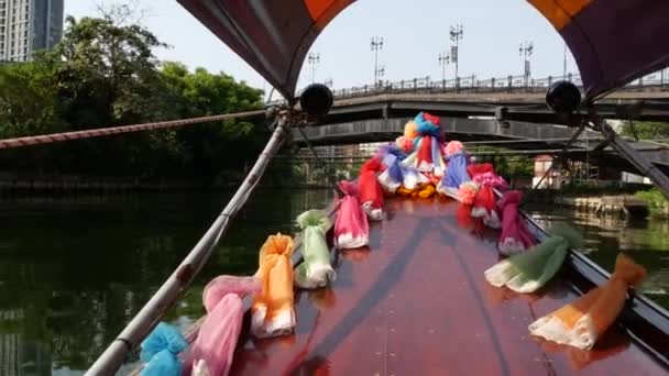 Turystyczna wycieczka kanałem azjatyckim. Widok spokojnego kanału i domów mieszkalnych z urządzone tradycyjne tajskie łodzi podczas podróży turystycznych w Bangkoku. — Wideo stockowe
