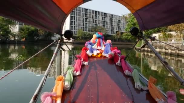 Asya kanalında turist gezisi. Bangkok 'taki turizm gezisi sırasında geleneksel Tayland teknesinden sakin bir kanal ve konut manzarası. — Stok video
