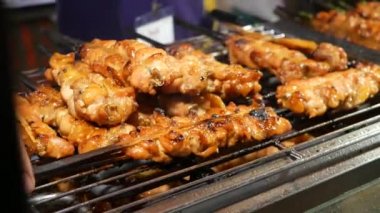 Sokakta kızarmış et kebabı. Tayland 'daki geleneksel sokak kafesinde ızgara yapan lezzetli et kebabı..