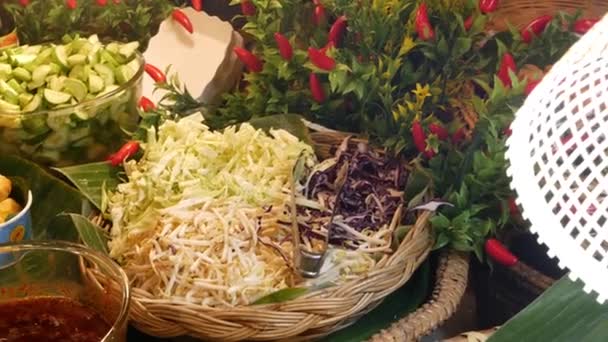 Comida fresca en la calle en el puesto. Varios alimentos tailandeses tradicionales frescos colocados en el puesto en la cafetería de la calle . — Vídeos de Stock