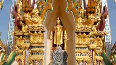 Oryantal tapınağın süs çatısı. Güneşli bir gün bulutsuz mavi gökyüzüne karşı geleneksel Asya Tapınağı altın süs çatı. Wat Plai Laem. Koh Samui.