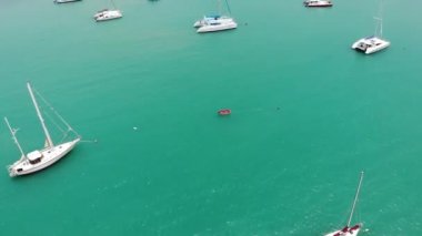 Sakin koyda yüzen yatlar. Birçok lüks yelkenli turkuaz deniz koyunda sakin su üzerinde yüzen. Koh Samui cennet ada doğu Tayland