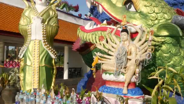 불교 사원 마당에 있는 관인 동상. 동양 국가에서 구름없는 푸른 하늘에 대한 전통적인 불교 사원의 마당에 있는 많은 팔을 가진 관인의 동상. 왓 플라이 라엠. 코 사무이. — 비디오