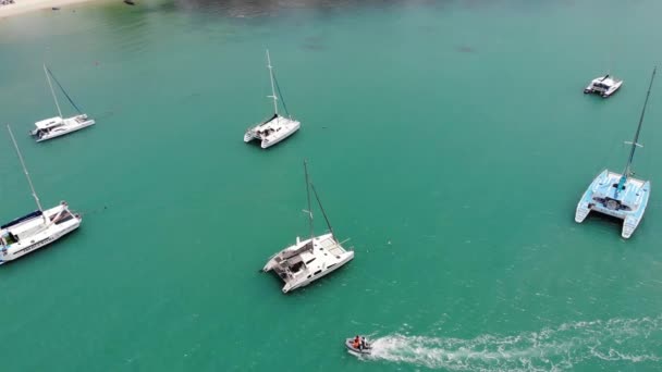 Yacht galleggianti in baia calma. Molte barche a vela di lusso galleggianti su acque tranquille nella baia di mare turchese. Koh Samui isola paradisiaca nella Thailandia orientale — Video Stock