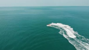 İsimsiz kişi su scooter'ına biniyor. Tanınmayan turist tatil denizin mavi su üzerinde modern su scooter sürme. Koh Samui cennet egzotik Chaweng plaj drone görünümü.