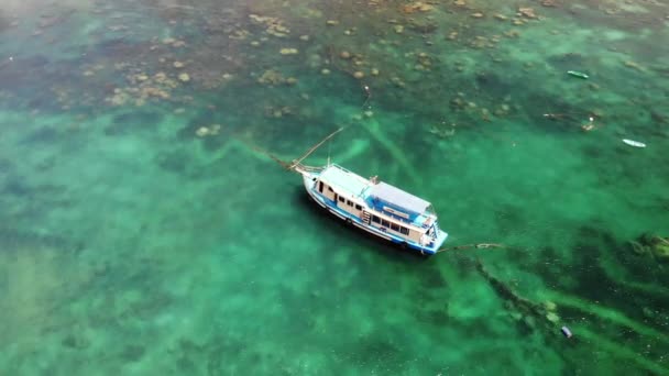 Dykbåtar med utrustning i havet. Motor båtar med utrustning och tankar flyter på blått havsvatten nära Koh Tao Island i Thailand — Stockvideo