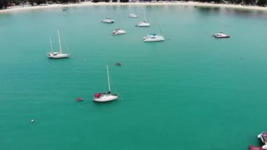 Sakin koyda yüzen yatlar. Birçok lüks yelkenli turkuaz deniz koyunda sakin su üzerinde yüzen. Koh Samui cennet ada doğu Tayland