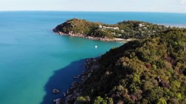 Tropikal volkanik ada yakınında sakin deniz. Tayland güneşli bir günde taşlı kıyı ve volkanik Koh Samui Adası yeşil orman yakınında mavi deniz huzurlu su Drone görünümü. Gümüş Plaj.