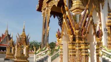 Oryantal tapınağın süs çatısı. Güneşli bir gün bulutsuz mavi gökyüzüne karşı geleneksel Asya Tapınağı altın süs çatı. Wat Plai Laem. Koh Samui.