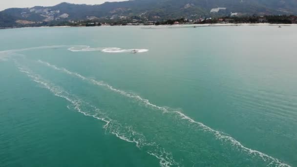 Personne anonyme équitation scooter de l'eau. Méconnaissable touristique équitation scooter d'eau moderne sur l'eau bleue de la mer en station. Koh Samui paradis exotique Chaweng plage vue sur drone .