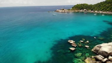 Tropik körfezdeki turist tekneleri. Tayland 'daki tropik volkanik Koh Tao Adası' ndaki Hin Wong Körfezi 'nde dalgıçlar ve şnorkelli turist teknelerinin insansız hava aracı görüntüsü..