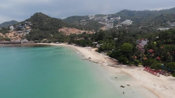 Fantastisk udsigt over kuperet ø med bugt. Luftfoto af Stillehavet Golf og kuperet ø med ufremkommelige skov rejser problemer med skovrydning regnskov under opførelse i Koh Samui, Thailand . – Stock-video