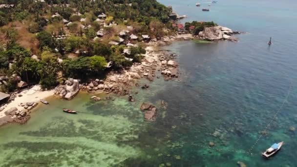 Маленькие домики на тропическом острове. Крошечные уютные домики, расположенные на берегу острова Ко Тао у спокойного моря в солнечный день в Таиланде. — стоковое видео