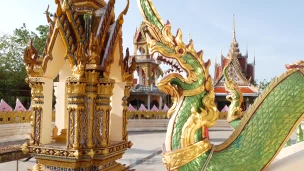 東洋の寺院の庭の緑のドラゴン。晴れた日に伝統的なアジアの神社の庭に位置する緑の龍像。ワット・プレイ・レムサムイ. — ストック動画