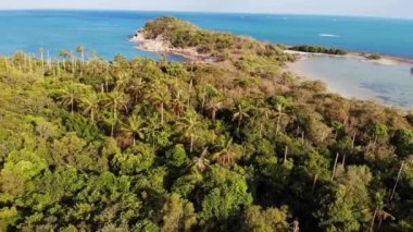 Okyanustaki küçük ada ve mercan resifi. Tropikal doğada güneşli bir günde sakin denizde yeşil ıssız bir ada ve inanılmaz mercan resifinin insansız hava aracı görüntüsü. Koh Samui, Tayland.