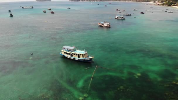 Potápěčské čluny s vybavením na moři. Motorové čluny s vybavením a tanky plovoucí na modré mořské vodě poblíž ostrova Koh Tao v Thajsku — Stock video
