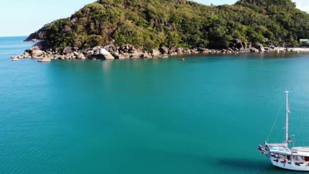 Boot bij tropische kust. Geweldige drone uitzicht op moderne jacht zeilen op rustig zeewater in de buurt van de kust van tropische vulkanische eiland. Exotisch paradijs Koh Samui, Silver Beach. — Stockvideo