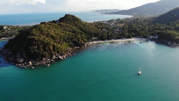 Barca vicino alla costa tropicale. Incredibile vista drone di yacht moderno vela su acqua di mare calma vicino alla costa dell'isola vulcanica tropicale. Paradiso esotico Koh Samui, Silver Beach. — Video Stock