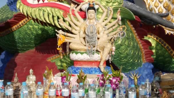 Socha Guanyina ve dvoře chrámu buddhismu. Socha Guan Yin s mnoha zbraněmi umístěnými na dvorku tradičního buddhistického chrámu proti bezmračné modré obloze v orientální krajině. Wat Plaj Laem. Koh Samui. — Stock video