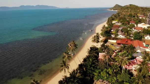 Út és házak a tengerparton. Drone kilátás főút és tengerparti házak Ko Samui sziget napsütéses napon Thaiföldön. Bang Po egzotikus trópusi strand. — Stock videók