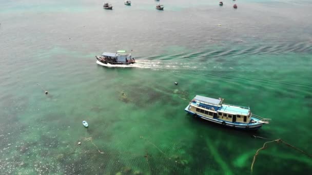 Potápěčské čluny s vybavením na moři. Motorové čluny s vybavením a tanky plovoucí na modré mořské vodě poblíž ostrova Koh Tao v Thajsku — Stock video
