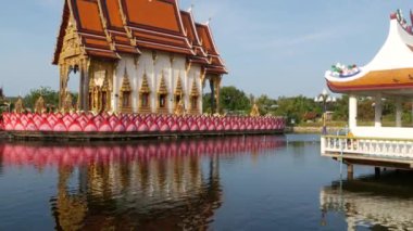 Asya tapınağının yakınında renkli heykeller. Oryantal ülkede güneşli bir gün süs Budist Tapınağı yakınında bulunan iki parlak çok renkli heykeller. Wat Plai Laem 'da efsanevi dev koruyucu yak. Koh Samui.