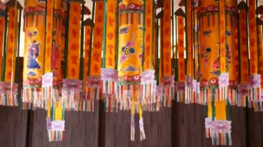 Oryantal tapınakta süs fenerleri. Geleneksel Çin tapınağı içinde asılı parlak dekoratif fenerler seti