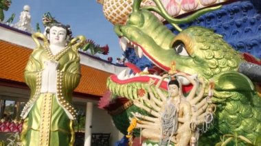Budizm tapınağının bahçesindeki Guanyin Heykeli. Guan Yin heykeli birçok silah doğu ülkede bulutsuz mavi gökyüzüne karşı geleneksel Budist tapınağının bahçesinde bulunan. Wat Plai Laem. Koh Samui.