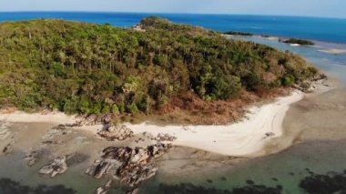 Okyanustaki küçük ada ve mercan resifi. Tropikal doğada güneşli bir günde sakin denizde yeşil ıssız bir ada ve inanılmaz mercan resifinin insansız hava aracı görüntüsü. Koh Samui, Tayland.