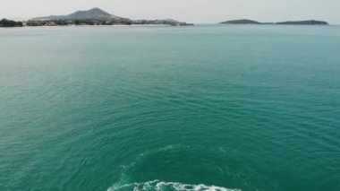 İsimsiz kişi su scooter'ına biniyor. Tanınmayan turist tatil denizin mavi su üzerinde modern su scooter sürme. Koh Samui cennet egzotik Chaweng plaj drone görünümü.