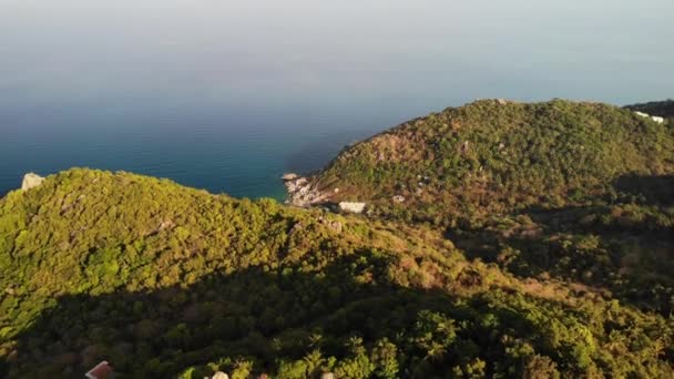 Djungel och berg av tropiska ön. Drönare utsikt över gröna djungler och enorma stenblock på vulkanisk stenig terräng i Koh Tao Island på solig dag i Thailand — Stockvideo