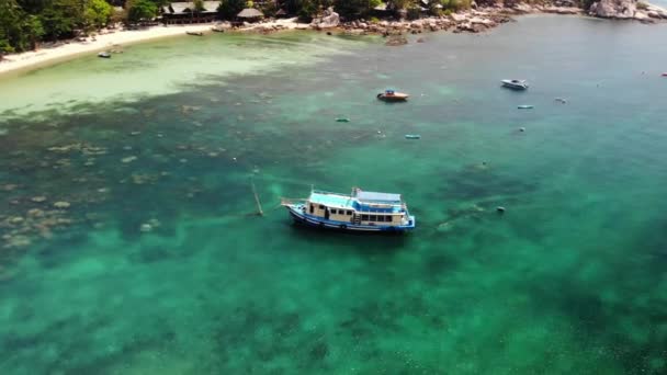 Mergulhe barcos com equipamento no mar. Barcos de mergulho a motor com equipamentos e tanques flutuando na água do mar azul perto da Ilha Koh Tao, na Tailândia — Vídeo de Stock