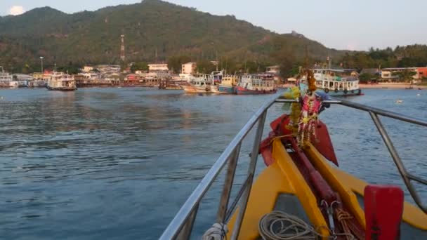 Barco brilhante com amuletos religiosos flutuando em direção ao porto de resort de mergulho na Ilha Ko Tao, na Tailândia — Vídeo de Stock