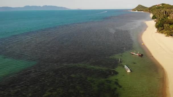 Route et maisons au bord de la mer. Vue par drone de la route principale et des chalets côtiers sur l'île Ko Samui par une journée ensoleillée en Thaïlande. Bang Po plage tropicale exotique. — Video